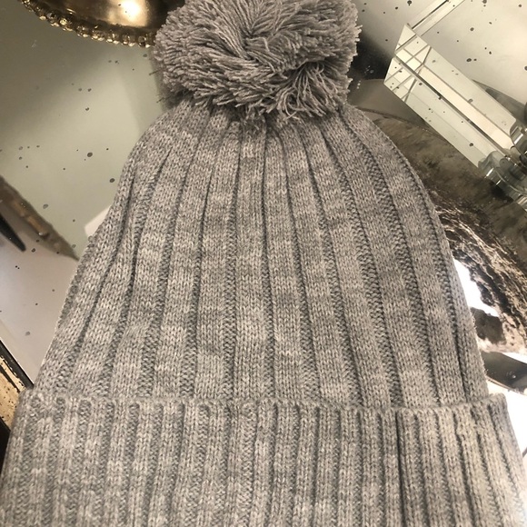 Michael Kors Beanie with Pom - Picture 5 of 8